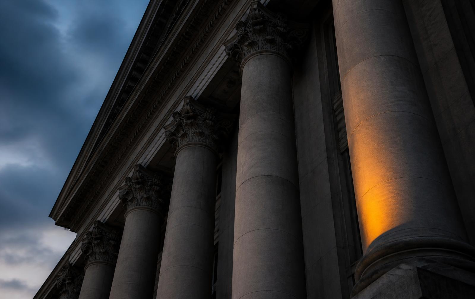 Säulen eines klassischen Finanzinstituts bei Dämmerung als Sinnbild für staatliche Reservepolitik