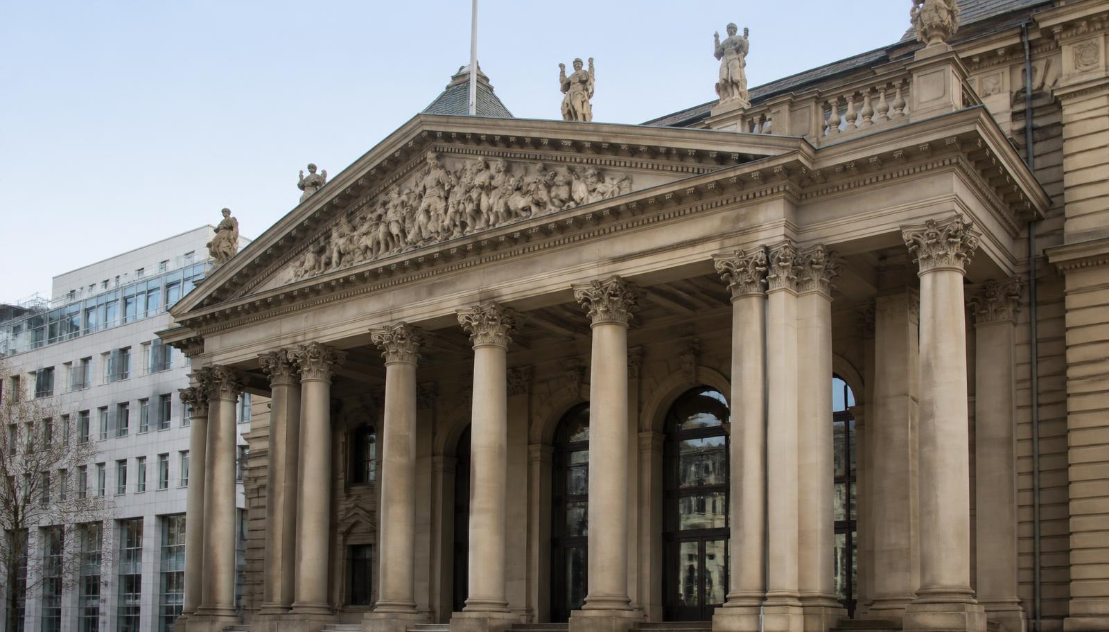 Historisches Gebäude der Frankfurter Wertpapierbörse mit Säulenportal bei Tageslicht